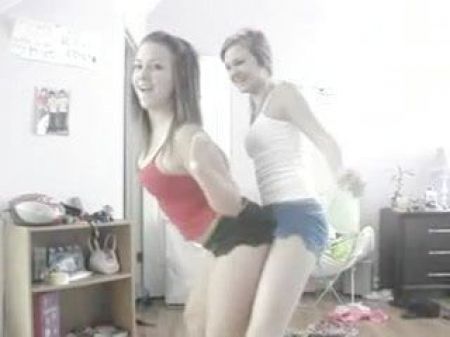 2 Girlfriends Ass - Jiggle