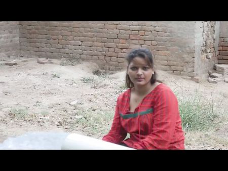 Desi Indian Dame Bathing In Pool , Village Dame Taking Bathtub